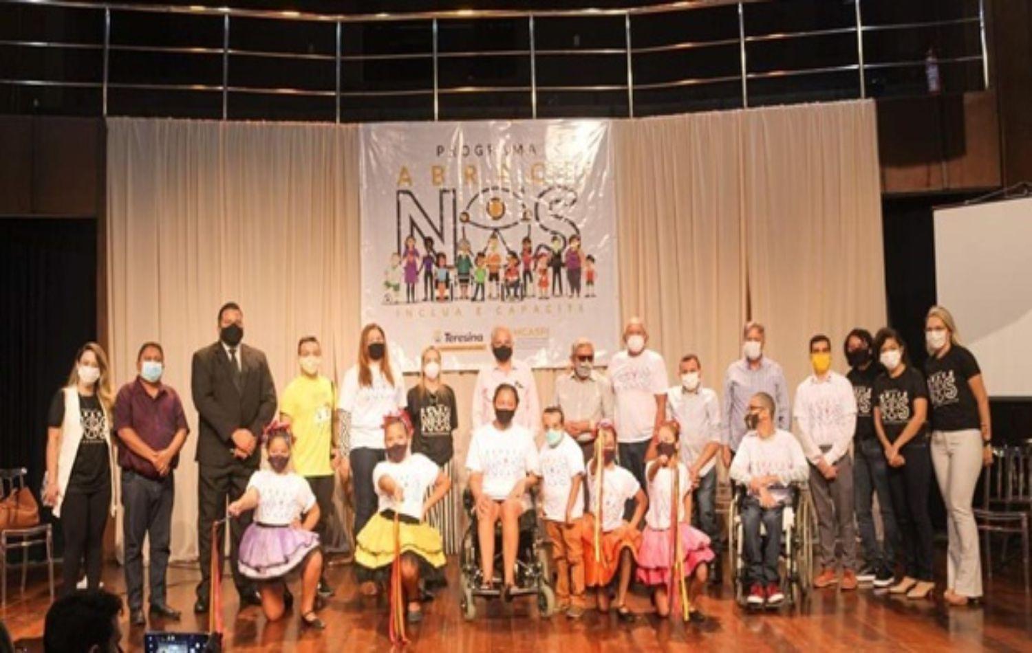 Programa Abrace Nós promove “Talento Eficiente” com apresentações culturais