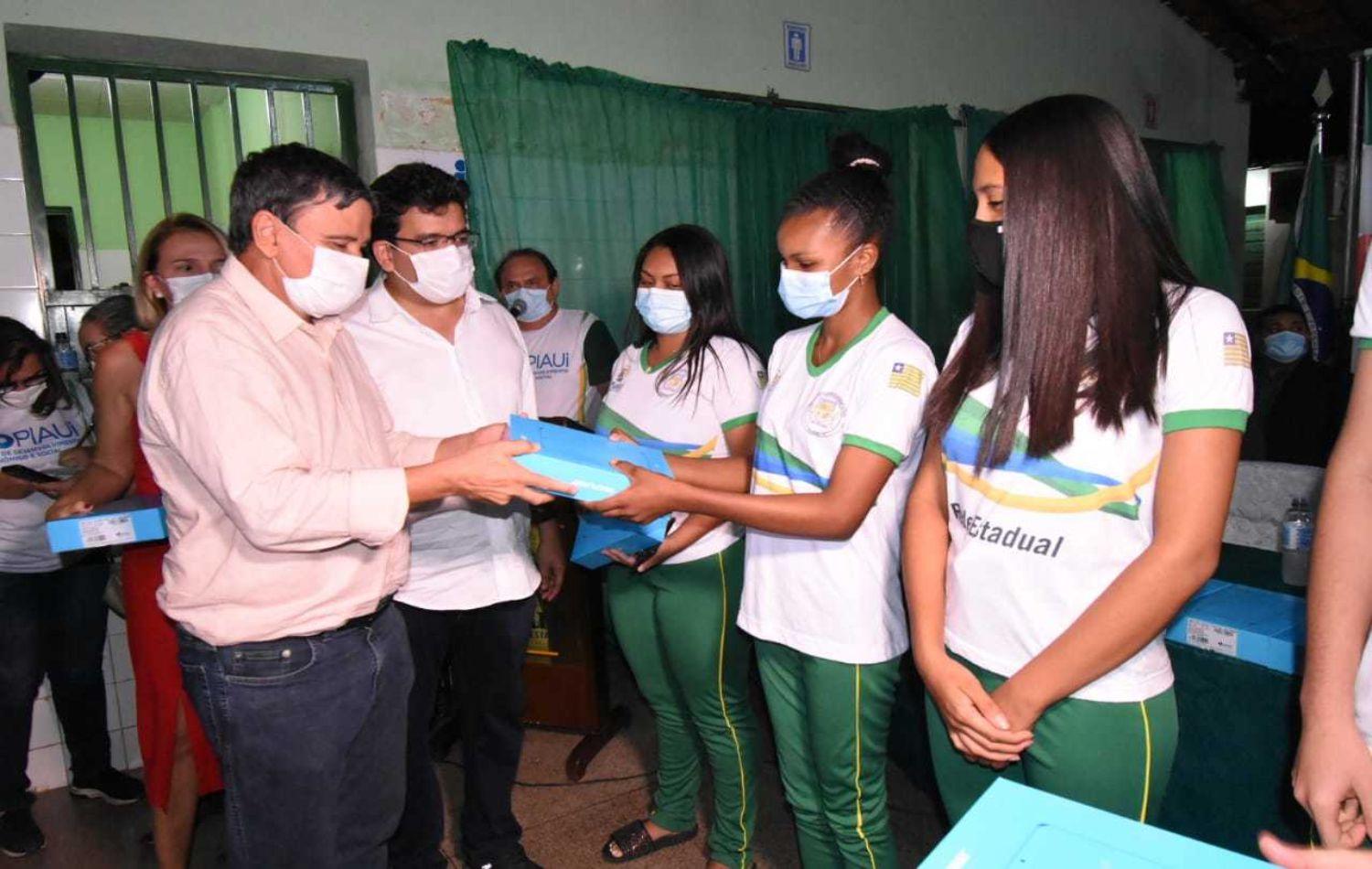 PRO Piauí entrega tablets a estudantes e anuncia obras em Itaueira