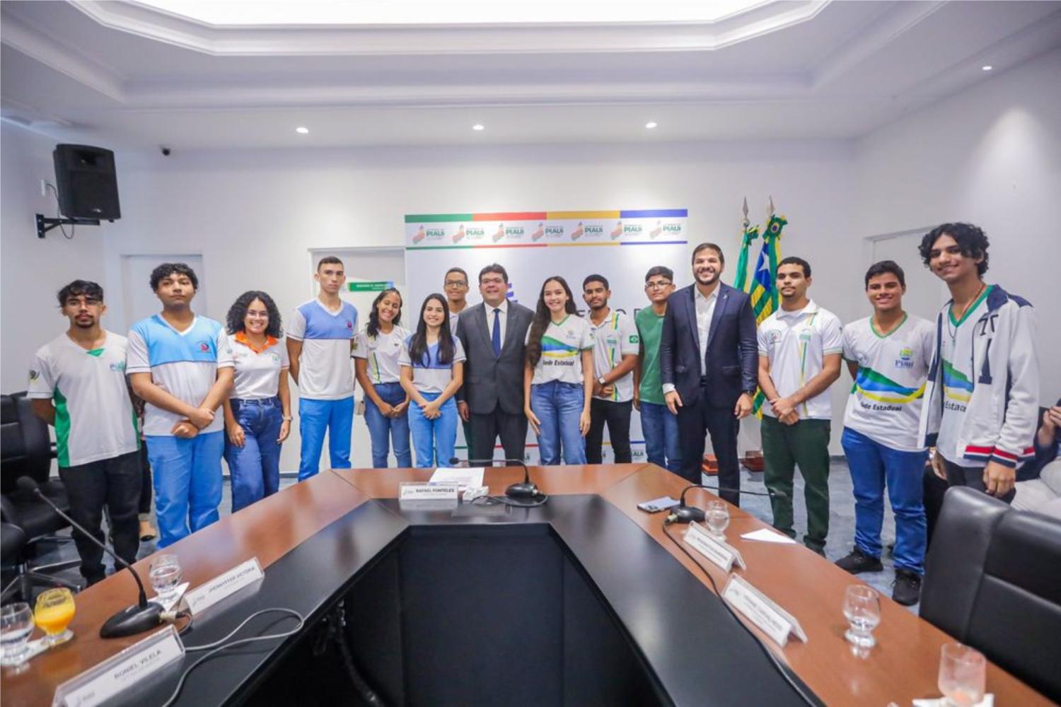 Rafael Fonteles recebe estudantes das escolas públicas estaduais aprovados para cursos superiores