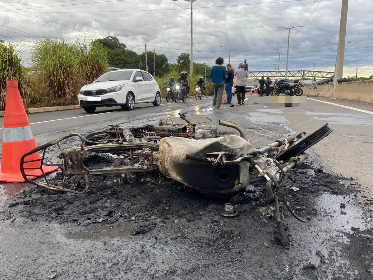 Trabalhador da limpeza urbana morre e moto pega fogo após acidente na BR 316 em Teresina
